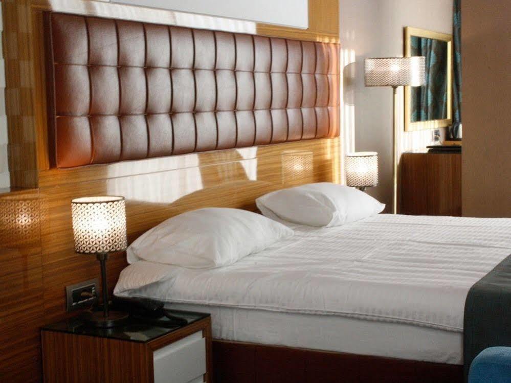 Atasehir Palace Hotel & Conference Istambul Extérieur photo
